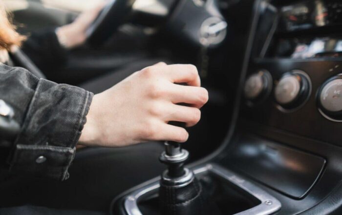 la-main-sur-le-levier-de-vitesses-et-les-consequences